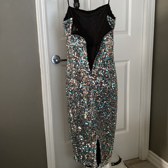 Beautiful body hugging sequin midi dress. Great for formal events, weddings, etc - Picture 3 of 6